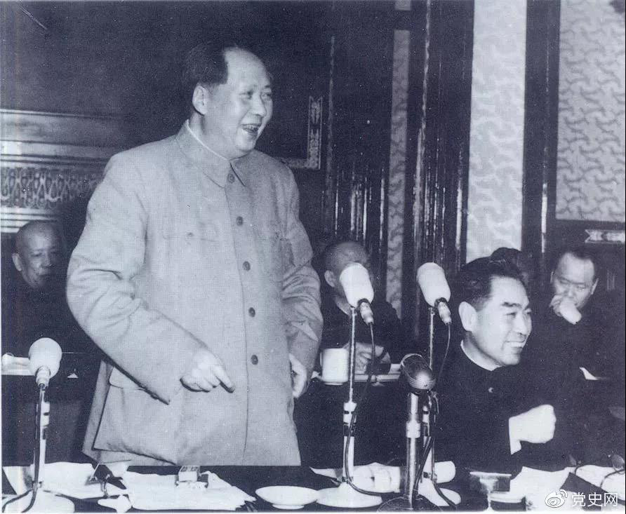 1956年1月25日，毛澤東在最高國(guó)務(wù)會(huì)議第六次會(huì)議上講話(huà)。