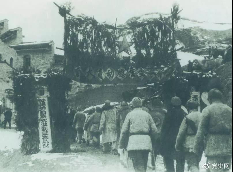 1939年2月2日 中共中央在延安召開生產動員大會，毛澤東在會上發出“自己動手”的號召。圖為參會人員入場的情景。