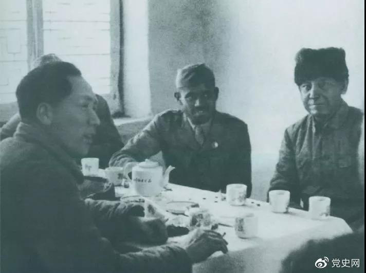 1939年2月14日，毛澤東與印度援華醫療隊成員愛德華（右一）、柯棣華（右二）親切交談。