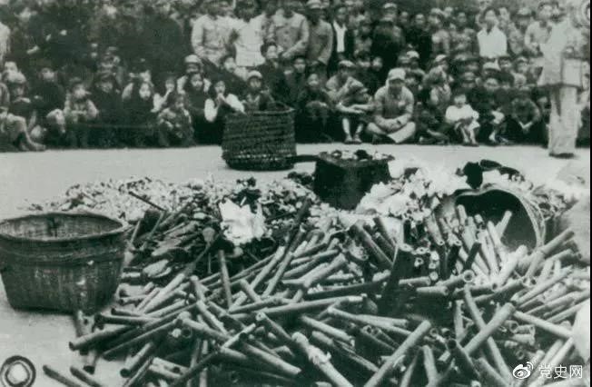 1950年2月24日，政務(wù)院發(fā)出《關(guān)于嚴(yán)禁鴉片煙毒的通令》。圖為政府收繳的煙具和賭具。