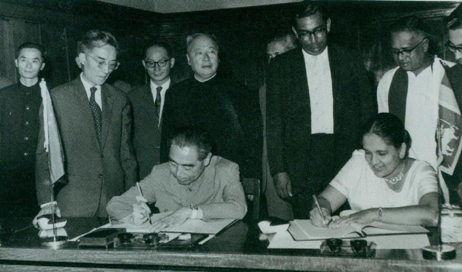 　　1964年2月26日至29日，周恩來訪問錫蘭（今斯里蘭卡）時，和總理西麗馬沃·班達拉奈克夫人簽署中錫聯(lián)合公報。
