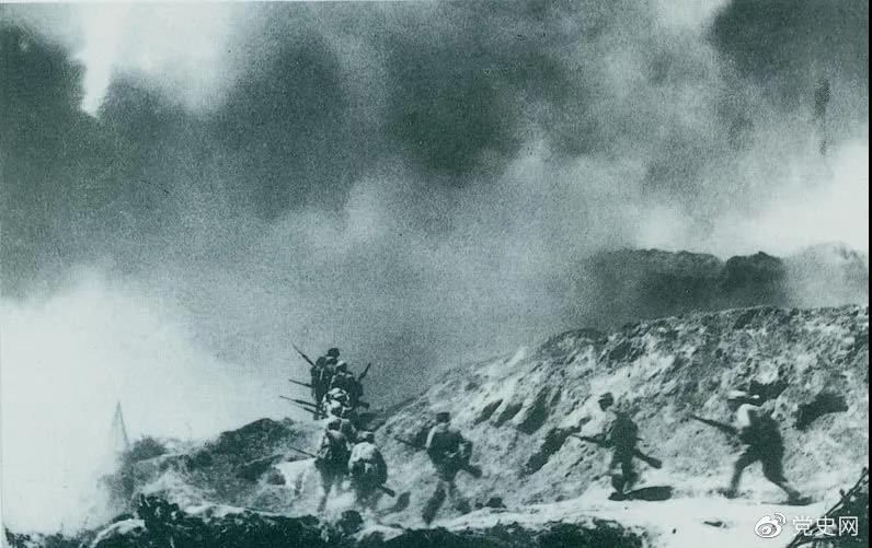 　　1948年2月28日至3月3日，西北野戰(zhàn)軍發(fā)起宜川戰(zhàn)役，殲滅國民黨軍2.9萬余人，取得了轉(zhuǎn)入外線作戰(zhàn)后的第一個(gè)大勝利。圖為部隊(duì)攻占瓦子街。 