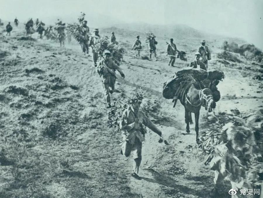 圖為1947年5月在孟良崮戰(zhàn)役中，華東野戰(zhàn)軍向孟良崮挺進。
