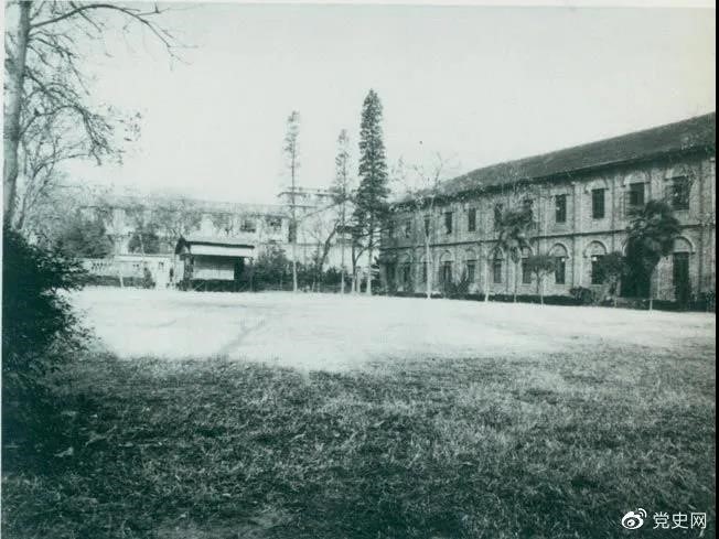 　　1927年3月18日，毛澤東出席在武昌舉行的河南武裝農民代表大會，并作湖南農運狀況報告。圖為大會會場——武昌農講所大操場。