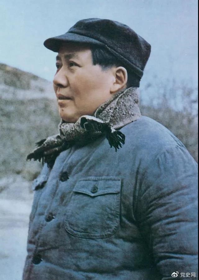 　　1947年3月18日，中共中央機關主動撤離延安。毛澤東和周恩來、任弼時等繼續留在陜北，指揮全國人民解放戰爭。這是轉戰陜北前夕的毛澤東。