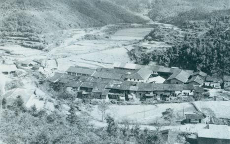 1929年3月14日，毛澤東同朱德指揮紅四軍進攻長嶺寨，殲敵兩千余人，擊斃敵旅長郭鳳鳴，乘勝占領長汀城。圖為長嶺寨。
