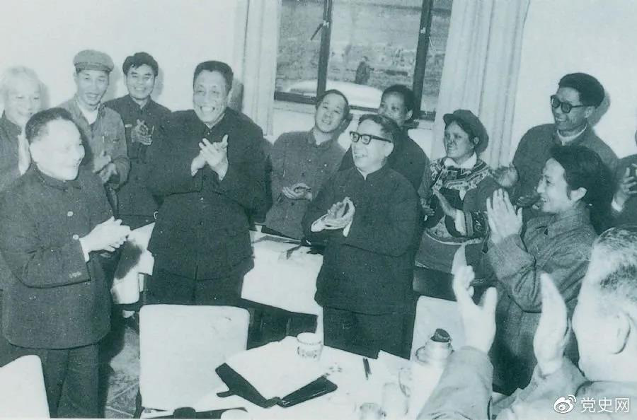 1978年3月2日，鄧小平到五屆全國人大一次會議云南和四川省代表團看望代表們。