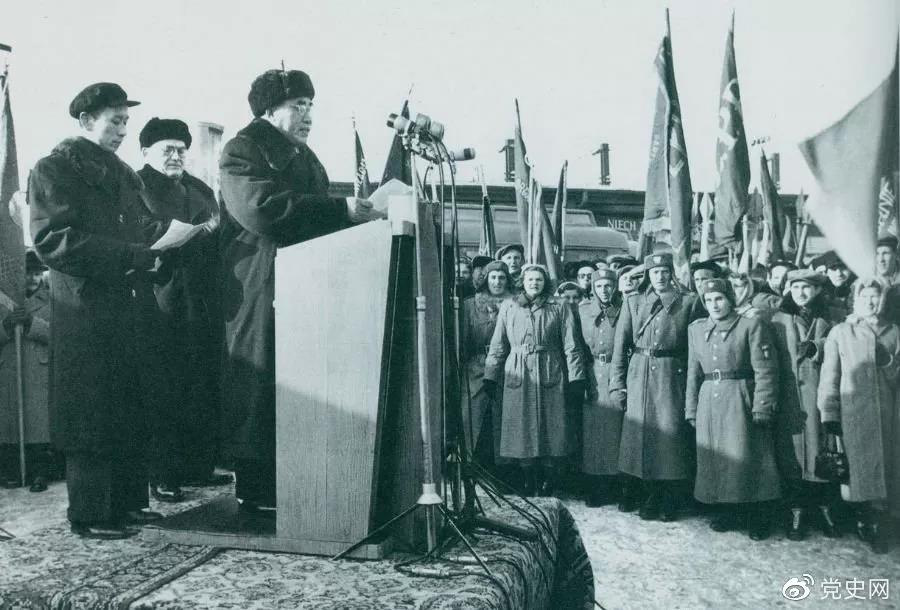 1956年1月30日，朱德訪問(wèn)波蘭，在華沙中央車站發(fā)表演說(shuō)。