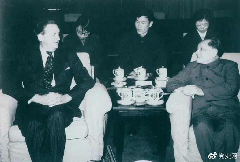 1979年3月29日，鄧小平會見香港總督麥里浩。