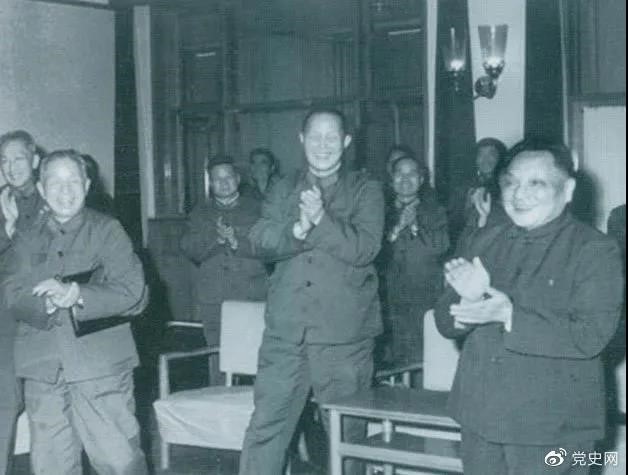 1978年3月，鄧小平和參加五屆人大一次會議的解放軍代表在一起。