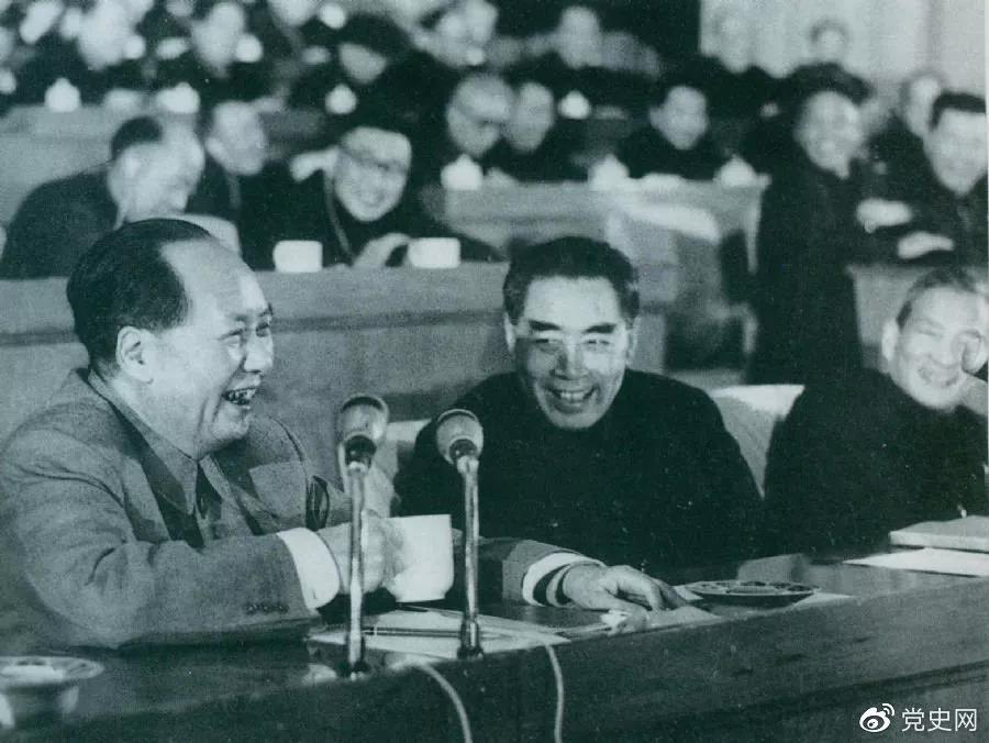 1962年初，毛澤東和周恩來、陳云在中共中央召開的擴大的中央工作會議（即七千人大會）上。