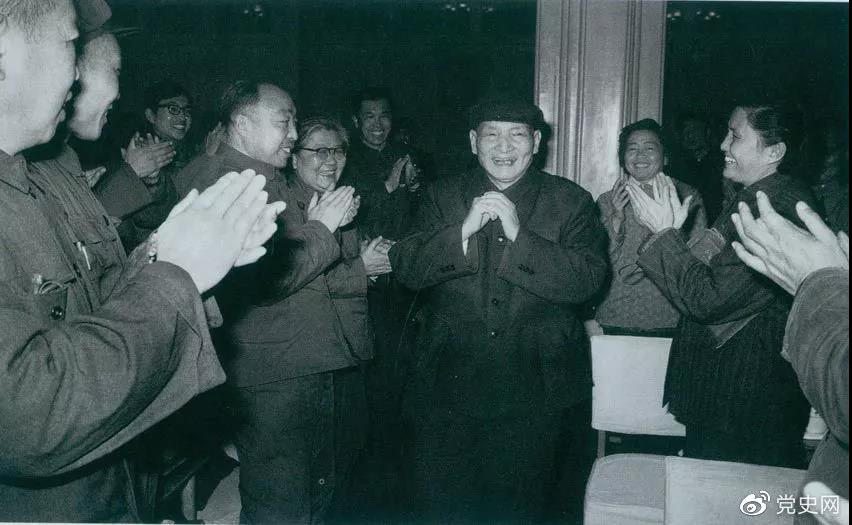 圖為1981年2月5日，陳云在北京向教師們祝賀春節。