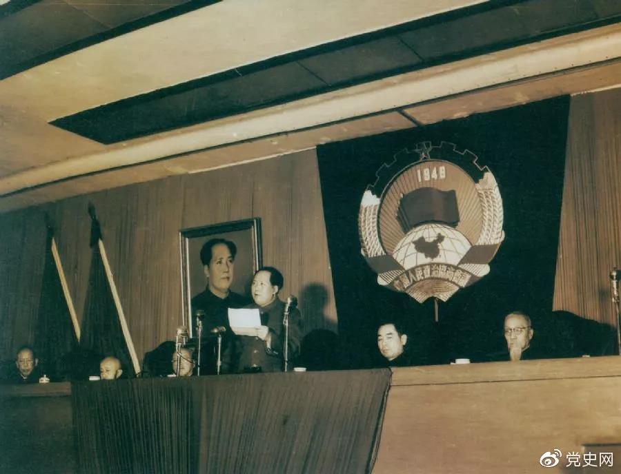 1953年2月7日，毛澤東在中國人民政治協(xié)商會(huì)議上發(fā)表講話。