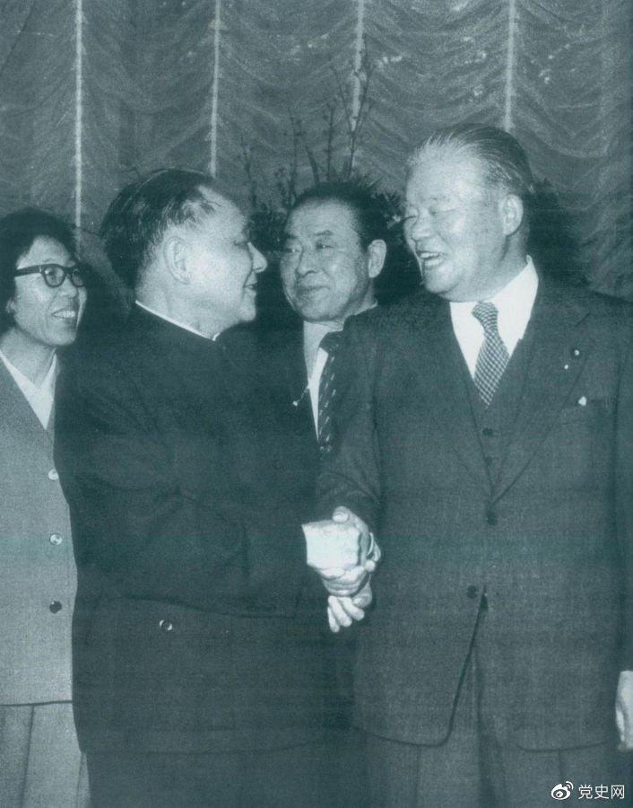 1979年2月7日，鄧小平訪問日本期間，同日本首相大平正芳會(huì)談。