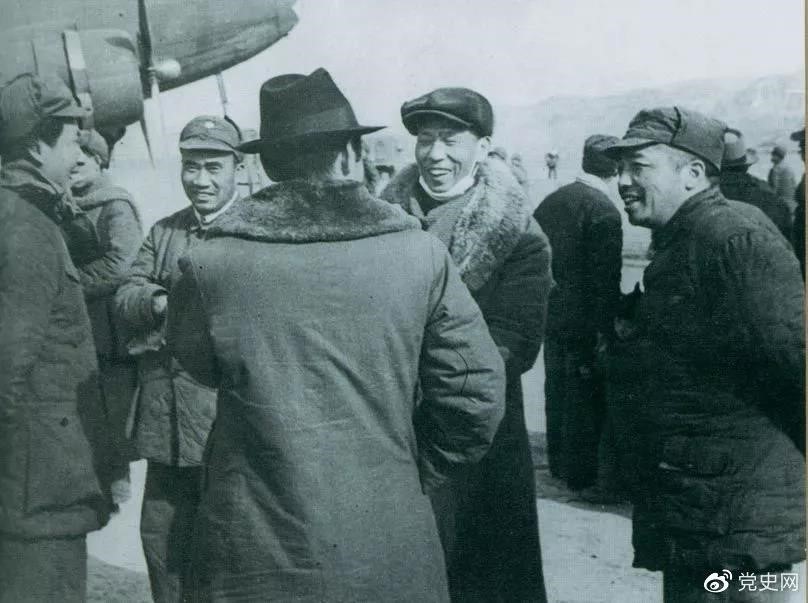1946年2月19日，毛澤東等在延安機(jī)場(chǎng)迎接從重慶回延安匯報(bào)工作的周恩來(lái)。