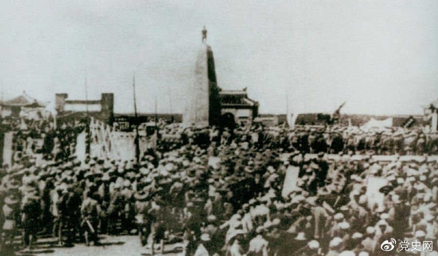 　　1931年6月，紅七軍到達中央革命根據地江西興國縣，編入彭德懷率領的紅三軍團。圖為當時會師的情形。