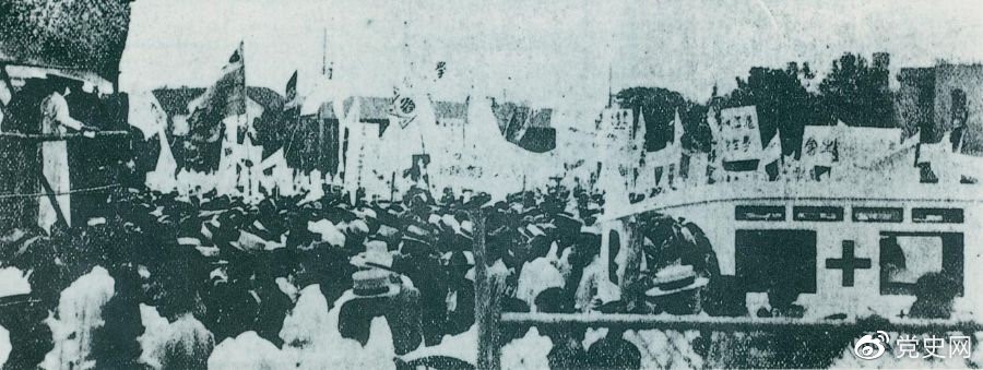 　　1925年6月7日，中國共產黨通過上海總工會聯合上海學生聯合會、上海各馬路商界聯合會等，成立了上海反帝運動的領導機關——工商學聯合會。11日，在該會的主持下，上海20萬群眾集會，通過了逞兇、賠償、取消領事裁判權等17項對外交涉條件。圖為大會盛況。