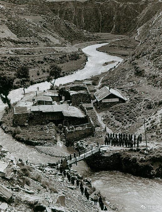　　1935年6月12日，中央紅軍先頭部隊在夾金山北麓四川懋功達維鎮同紅四方面軍先頭部隊勝利會師。圖為當年的會師橋。