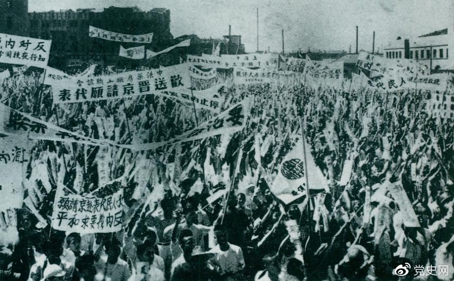 　　1946年6月23日，上海各界5萬余人在北火車站廣場(chǎng)召開歡送赴南京請(qǐng)?jiān)复淼拇髸?huì)，呼吁和平，反對(duì)內(nèi)戰(zhàn)，并舉行了示威游行。 