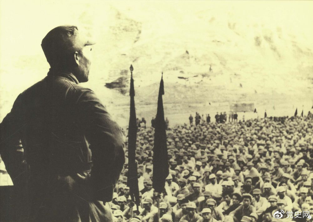1937年8月后，朱德任中共中央軍委副主席、中央軍委華北軍分會書記、國民革命軍第八路軍總指揮（后為第十八集團(tuán)軍總司令），指揮八路軍開赴華北抗日前線。圖為朱德對即將開赴前線的八路軍將士講話。