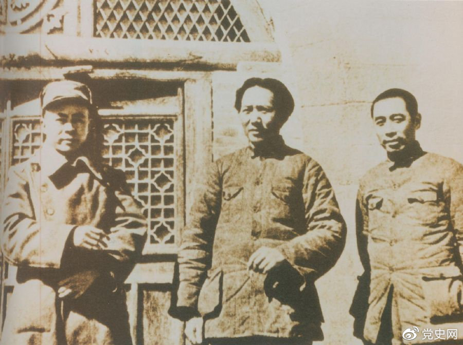 洛川會議上組成了新的中共中央革命軍事委員會，毛澤東為書記（亦稱主席）。這是毛澤東、周恩來和任弼時的合影。