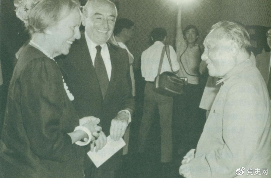 1987年8月29日，鄧小平在會見意大利共產黨領導人約蒂和贊蓋里時指出，中國處在社會主義初級階段。