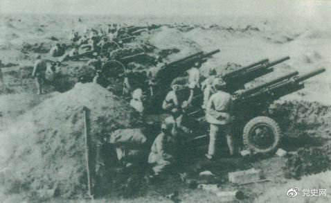 遼沈戰(zhàn)役于1948年9月12日打響，東北野戰(zhàn)軍首先攻克錦州，至11月2日戰(zhàn)役全部結束，殲滅衛(wèi)立煌集團47萬余人，取得震驚中外的巨大勝利。這是圍攻錦州的東北野戰(zhàn)軍炮群。