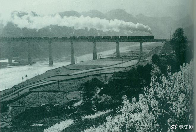 1972年10月13日，湘黔鐵路全線通車，從而使西南地區(qū)多了一條通道，大大縮短了西南地區(qū)與湖南省以至華東地區(qū)的距離。