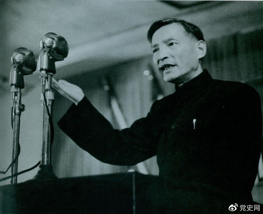 1951年10月，陳云在全國政協一屆三次會議上作財經工作報告。