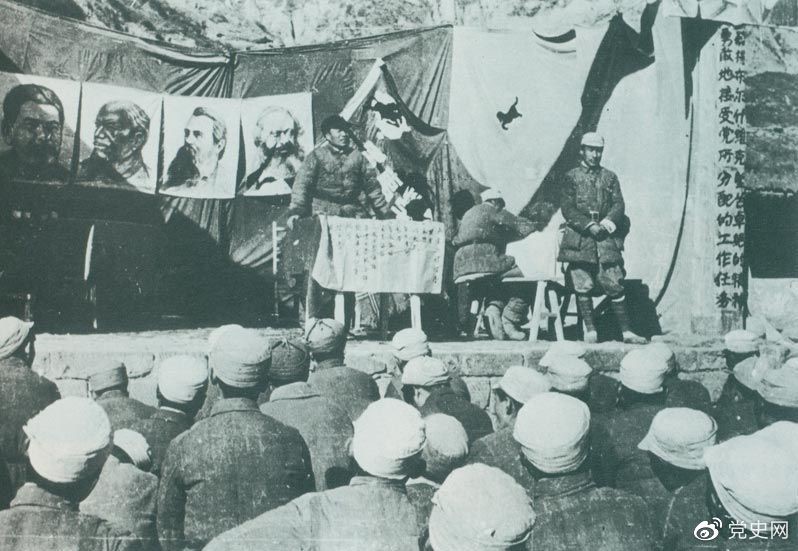 　　1942年11月，朱德在延安軍事學院第一期學員畢業(yè)典禮上講話，勉勵大家發(fā)揚黨的實事求是、密切聯(lián)系群眾的優(yōu)良傳統(tǒng)。