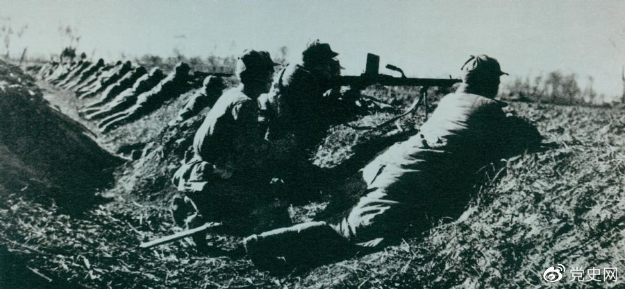 　1948年11月23日至12月15日，淮海戰役第二階段，中原野戰軍在華東野戰軍配合下，全殲國民黨軍第12兵團——黃維兵團。圖為主攻部隊一部在前沿陣地上。