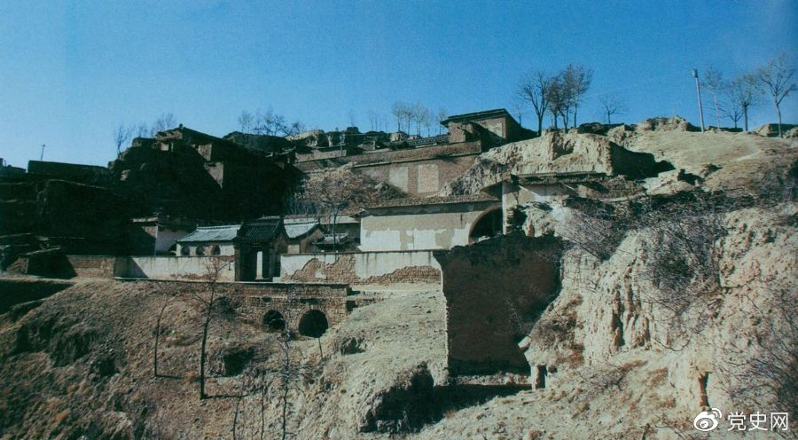 陜西米脂縣楊家溝。這是1947年11月22日至1948年3月21日毛澤東、周恩來和任弼時轉戰陜北時的住地。
