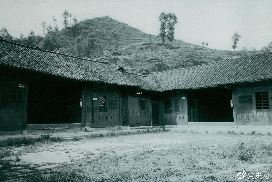 1934年11月26日，中1934年11月26日，中共湘鄂川黔邊臨時省委、省軍區(qū)在大庸（今張家界）成立（后遷至湖南永順?biāo)P丁家院），任弼時任省委書記兼省軍區(qū)政治委員。圖為湖南永順?biāo)P丁家院中共湘鄂川黔邊臨時省委、省軍區(qū)舊址。共湘鄂川黔邊臨時省委、省軍區(qū)在大庸（今張家界）成立（后遷至湖南永順?biāo)P丁家院），任弼時任省委書記兼省軍區(qū)政治委員。圖為湖南永順?biāo)P丁家院中共湘鄂川黔邊臨時省委、省軍區(qū)舊址。