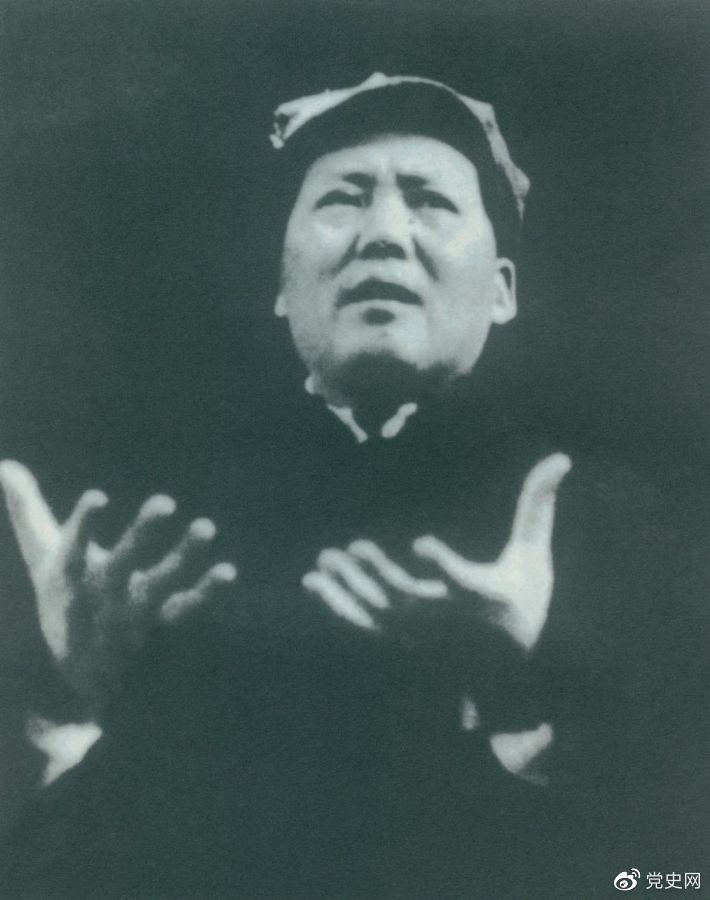 　　1943年11月，毛澤東在中共中央招待陜甘寧邊區(qū)勞動英雄代表大會上作《組織起來》的講話。