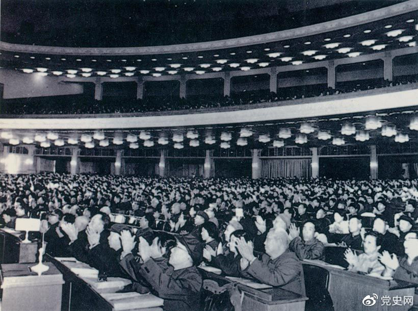 1982年12月4日，五屆全國(guó)人大五次會(huì)議通過并公布施行經(jīng)全面修改后的《中華人民共和國(guó)憲法》（即現(xiàn)行憲法）。圖為大會(huì)會(huì)場(chǎng)。