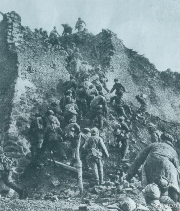 1948年12月，人民解放軍向新保安守敵發(fā)起攻擊。這是解放軍戰(zhàn)士登上新保安城頭。 